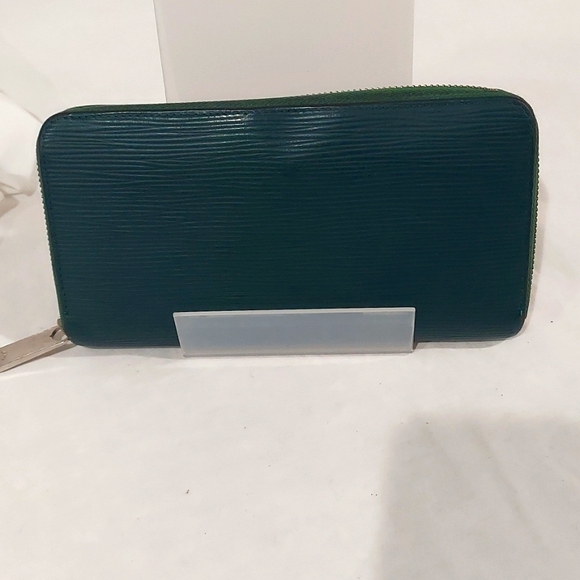 AUTHENTIC Louis Vuitton Zippy Wallet in Green Epi Leather